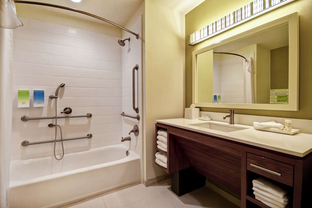 Guest room bath