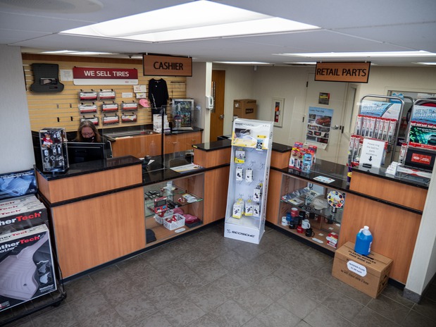 Images Luther Kia of Bloomington