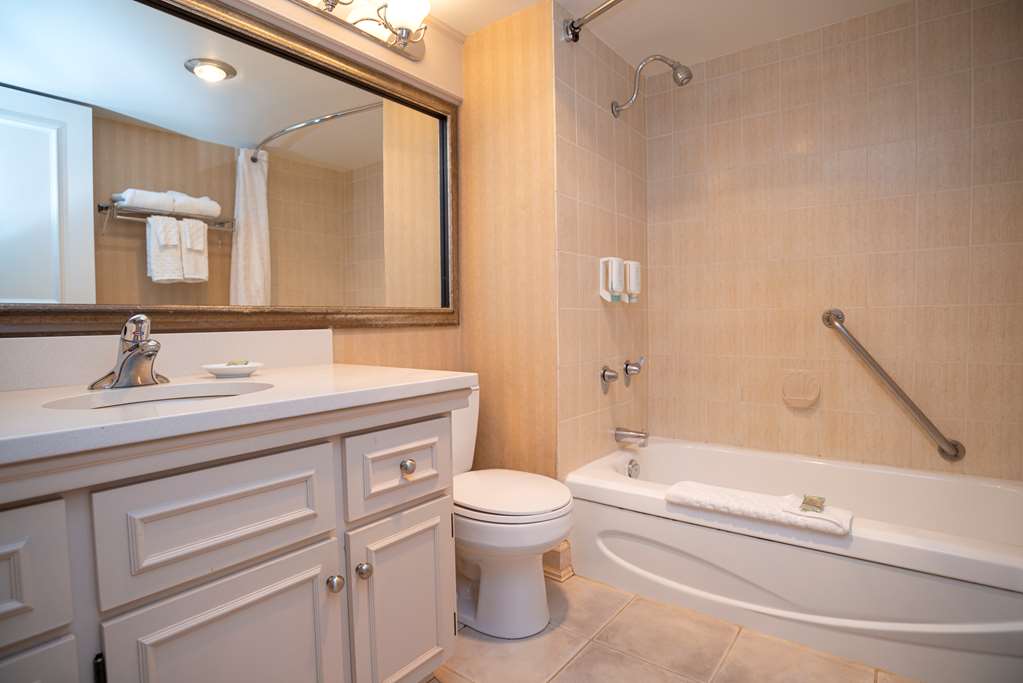 Best Western Dorchester Hotel in Nanaimo: Standard King Bathroom