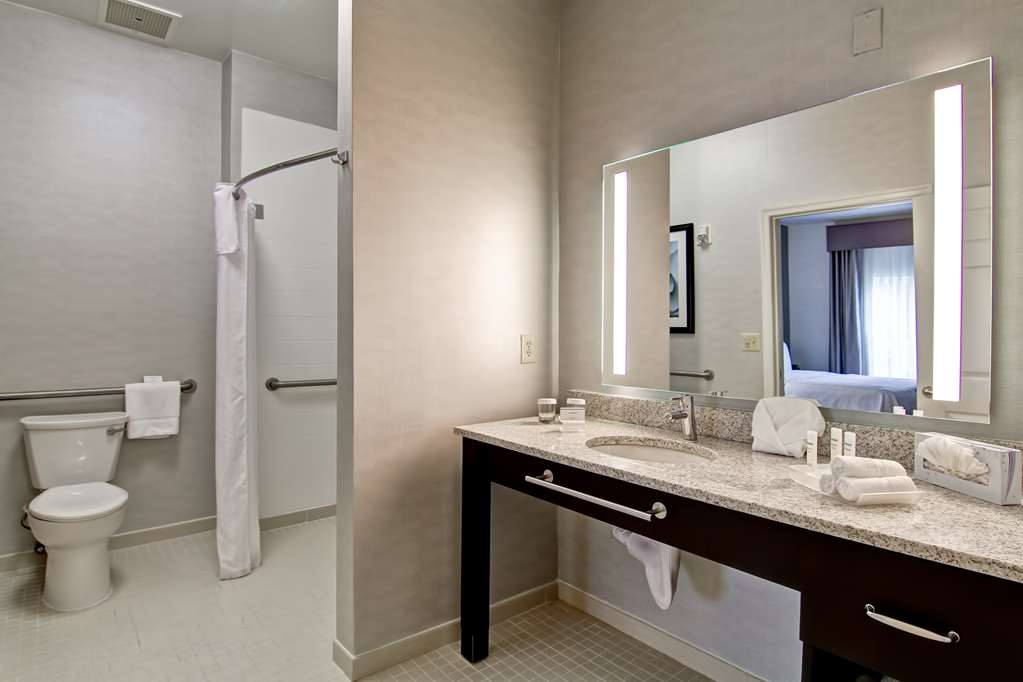 Guest room bath