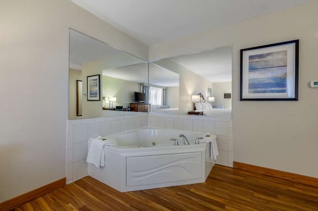 Images Best Western Plus Dubuque Hotel & Conference Center
