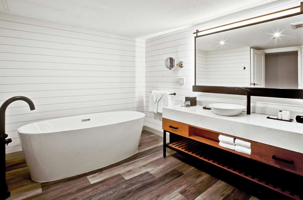 Guest room bath