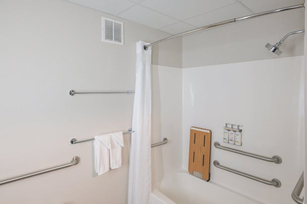 Images Holiday Inn Express & Suites Marquette by IHG