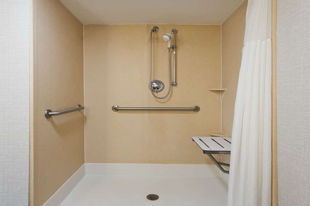 Guest room bath
