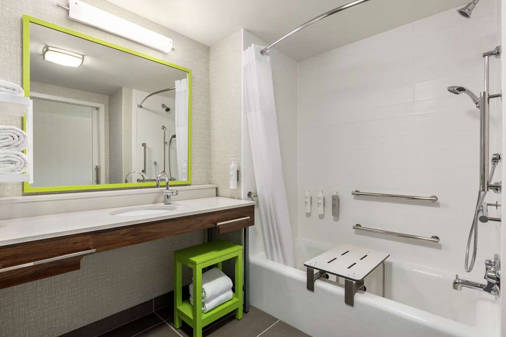 Guest room bath