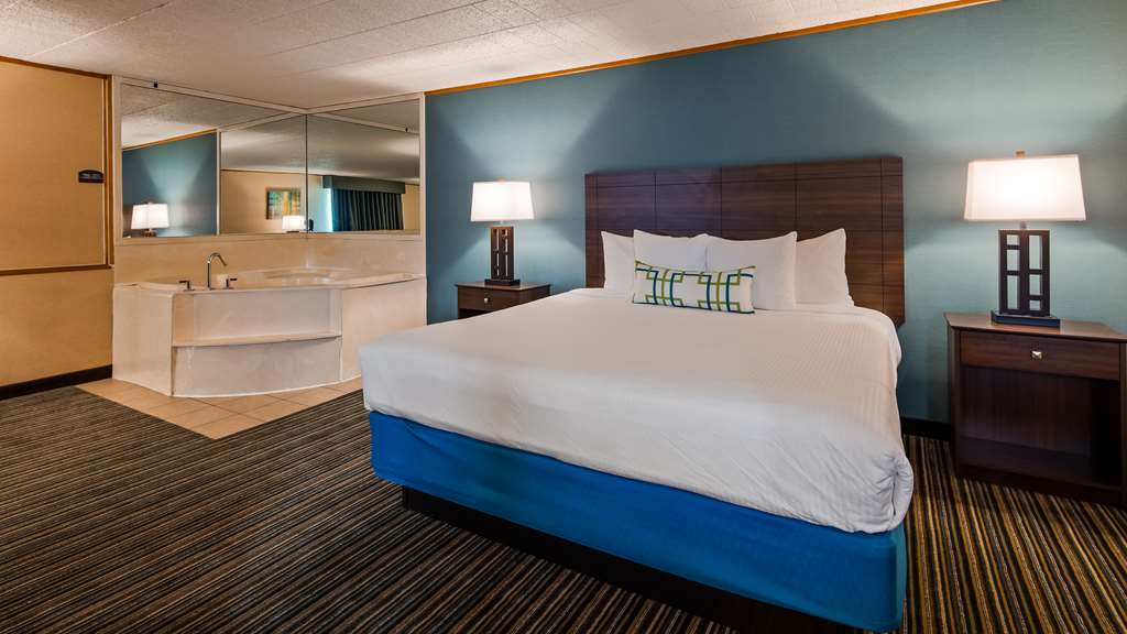 King Bed Suite w/ Whirlpool Tub
