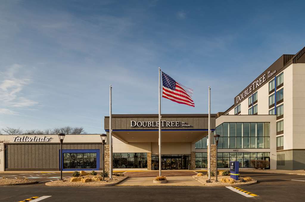 Exterior DoubleTree by Hilton Madison East Madison (608)244-4703