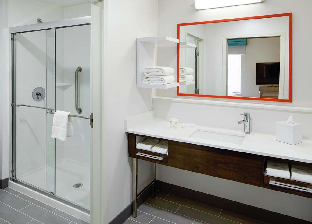 Guest room bath