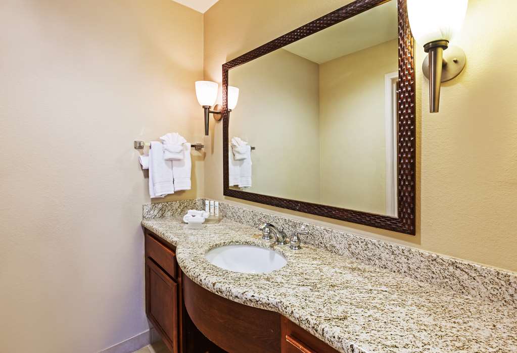 Guest room bath