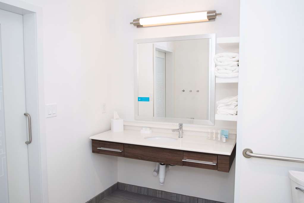 Guest room bath