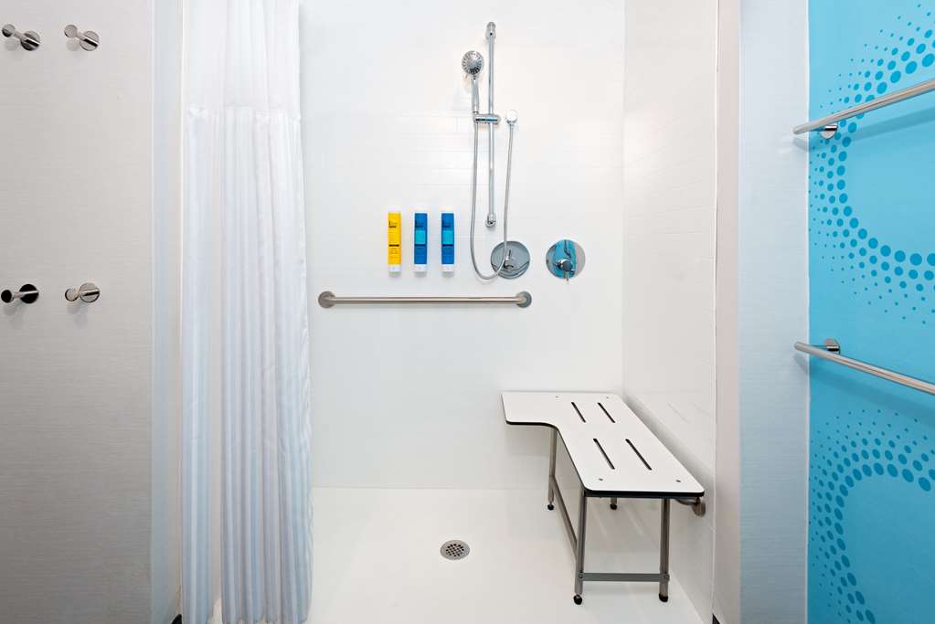 Guest room bath