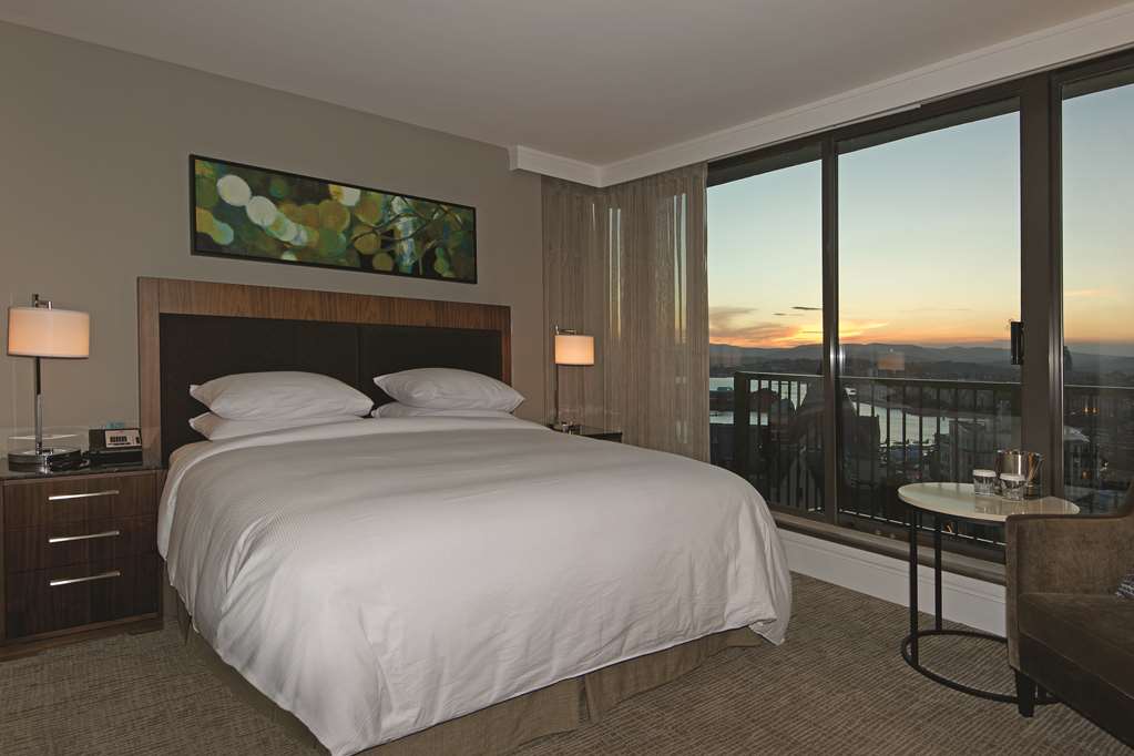 Guest room DoubleTree by Hilton Hotel & Suites Victoria Victoria (250)940-3100