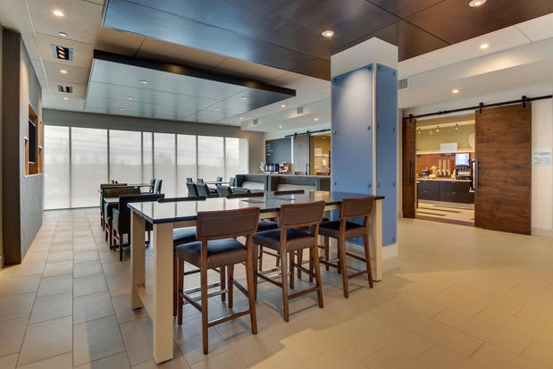 Images Holiday Inn Express & Suites Nashville Metrocenter Downtown by IHG