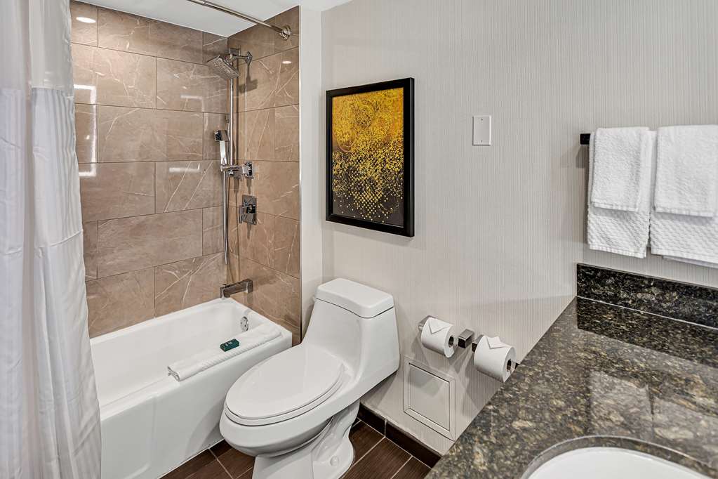 Guest room bath