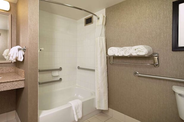 Images Hilton Garden Inn Auburn Riverwatch