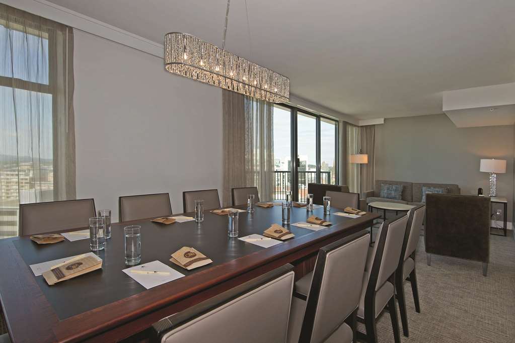 Meeting Room DoubleTree by Hilton Hotel & Suites Victoria Victoria (250)940-3100