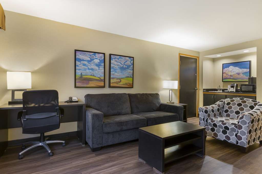 King Suite Poolside