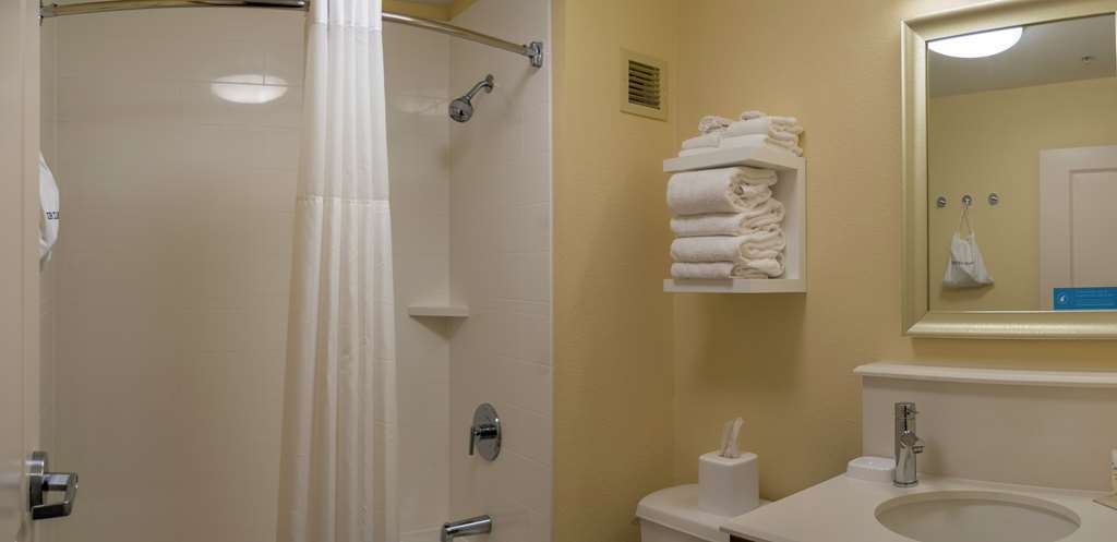 Guest room bath