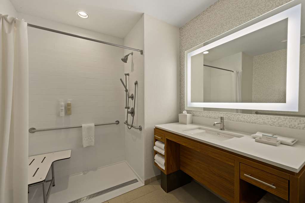 Guest room bath