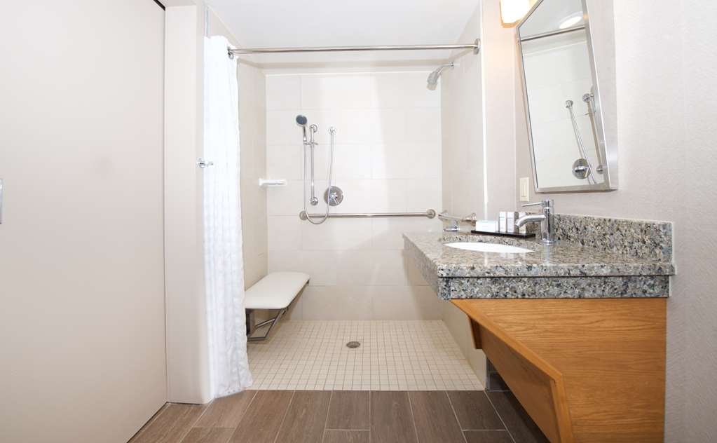 Guest room bath