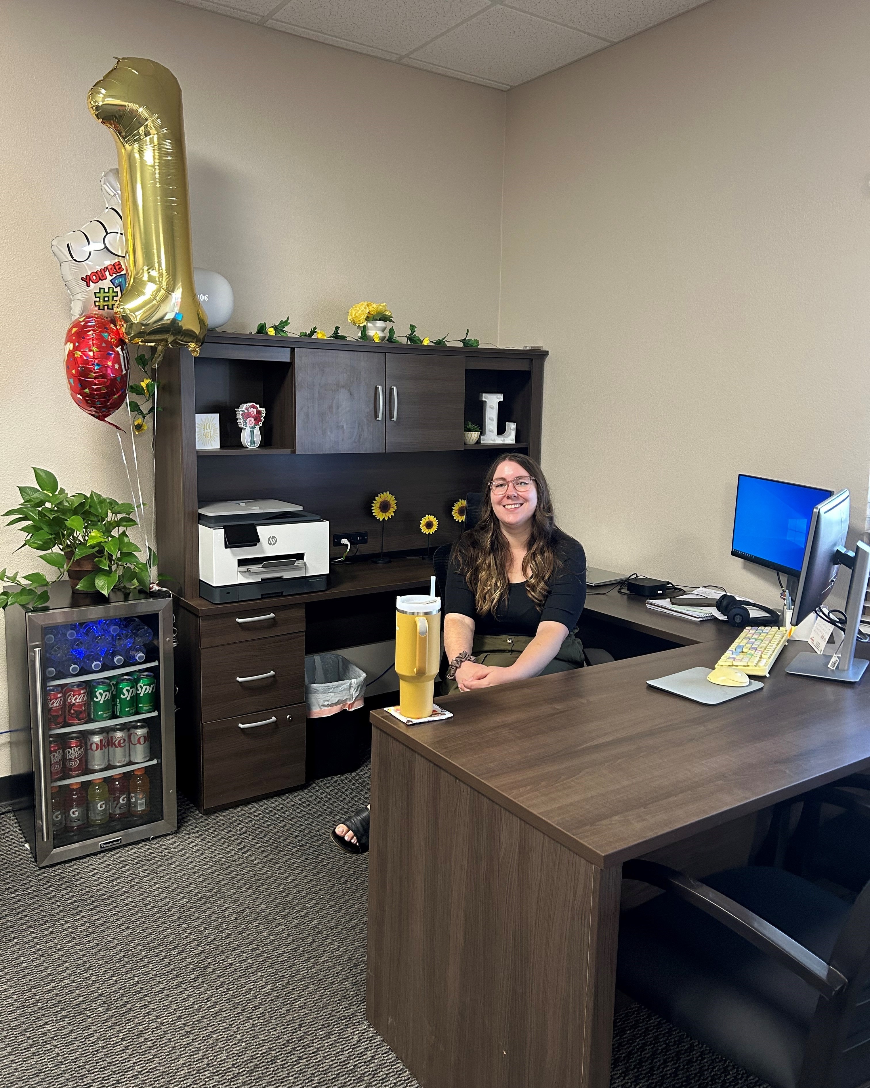 Happy 1-year work anniversary, Lindsay!