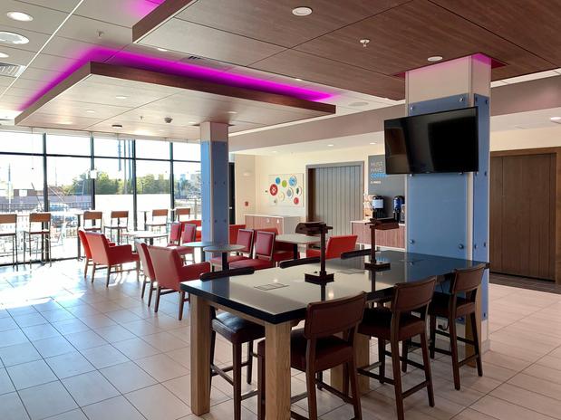 Images Holiday Inn Express & Suites Phoenix North - Happy Valley by IHG
