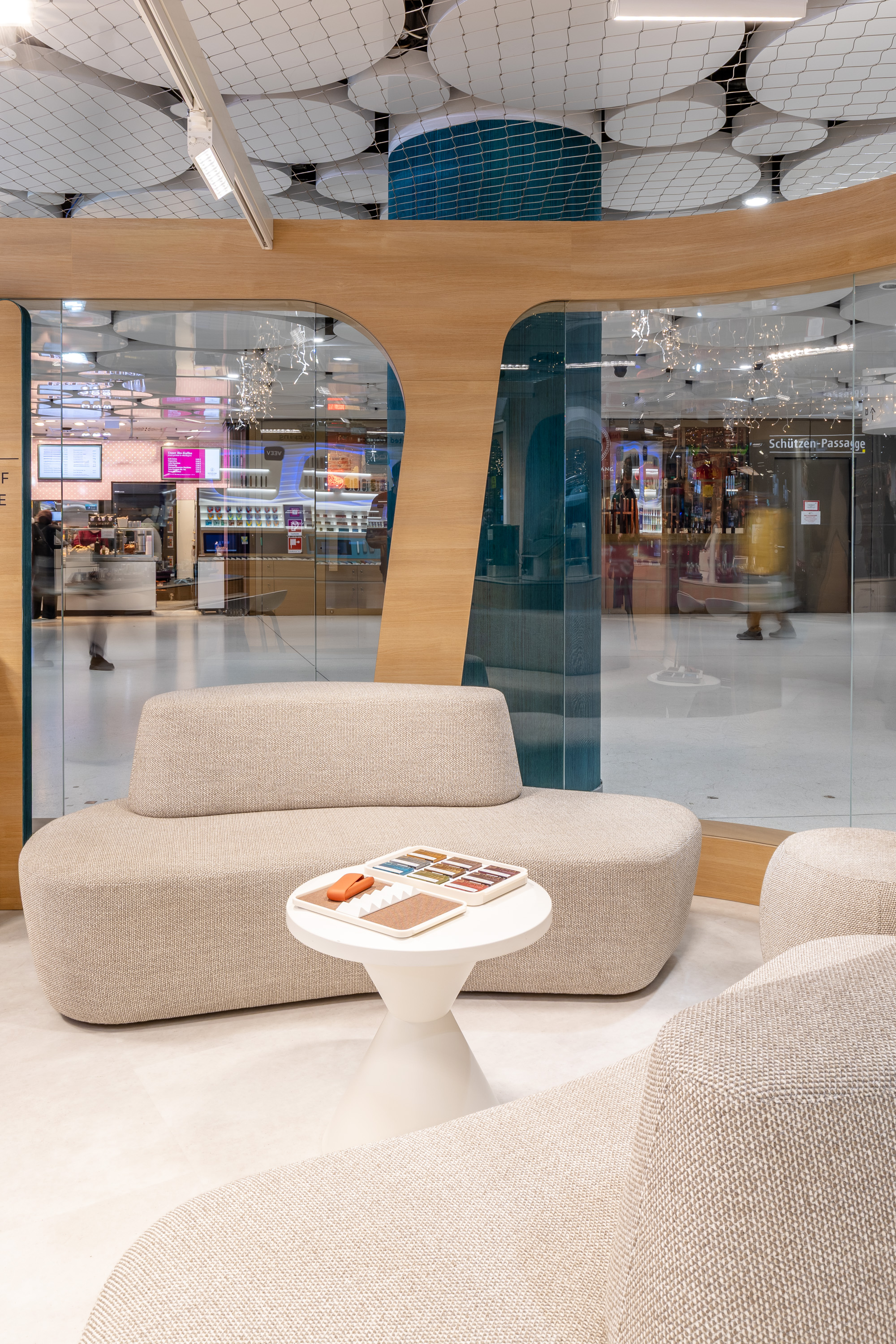 Kundenbild groß 3 IQOS Shop-in-Shop