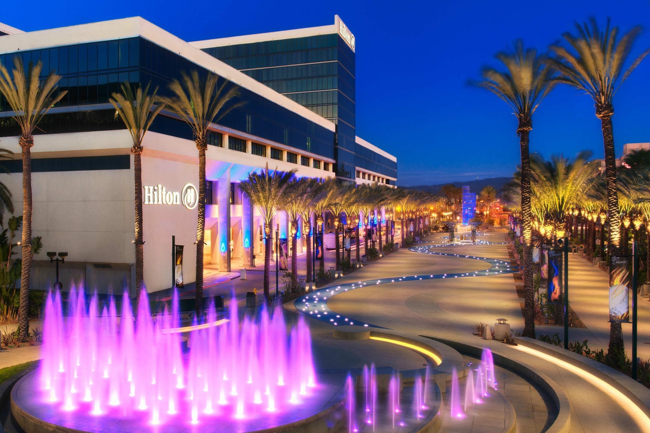 Disney hotel discounts About Member Dining Discounts: Discount is off the regular price of food and non-alcoholic beverages, excluding tax and gratuity, and is valid for the Member and up to 3 Guests, unless otherwise noted.