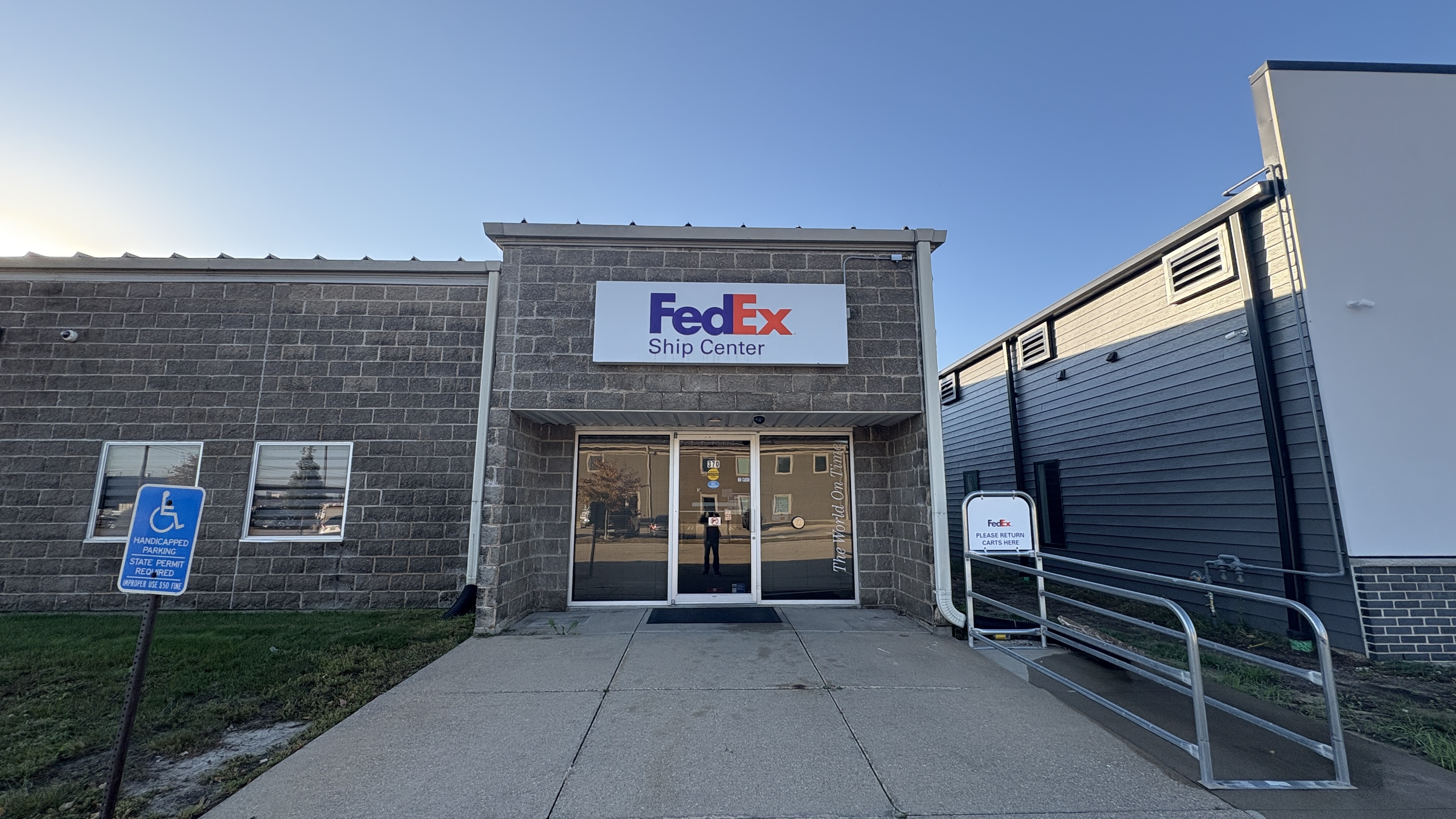 FedEx Office Ship Center Image