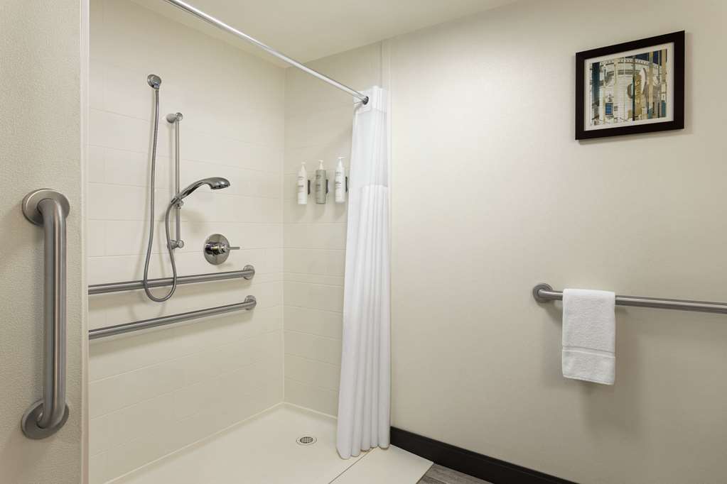 Guest room bath