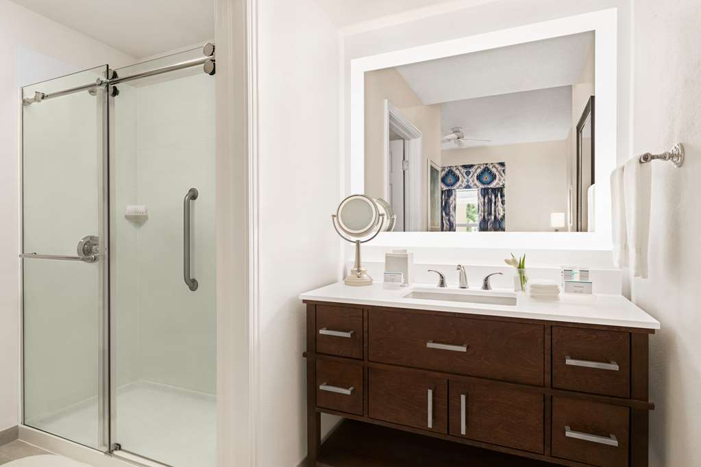 Guest room bath
