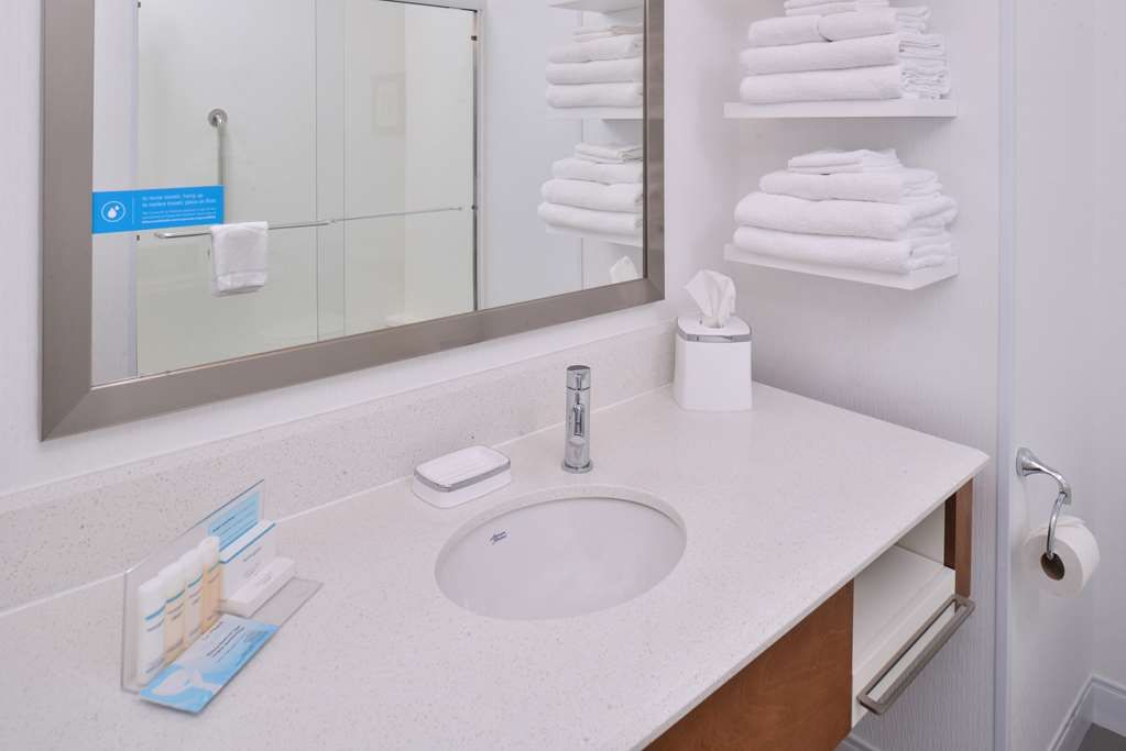 Guest room bath