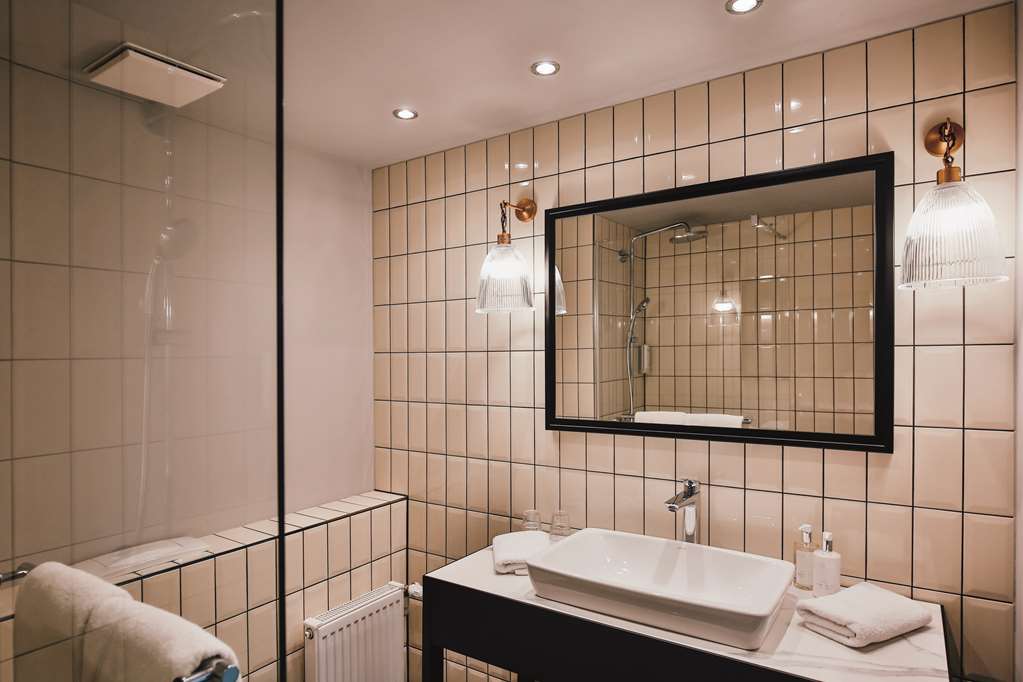 Guest Room bathroom Hotel Berlin, Berlin, a member of Radisson Individuals Berlin 030 26050