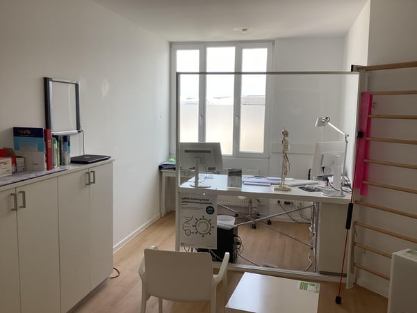 Bilder Arzt Praxis Rückenschmerzen u. Gelenkschmerzen München Pasing