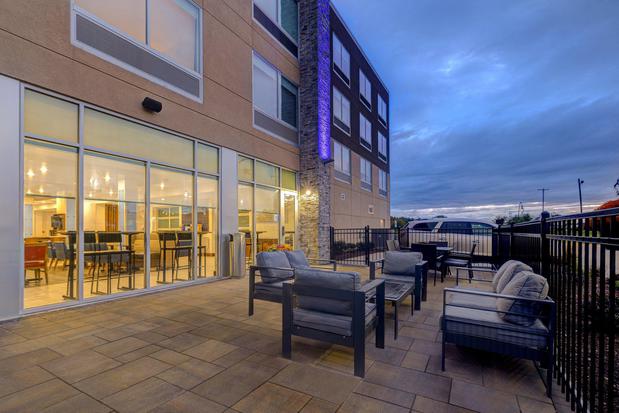 Images Holiday Inn Express & Suites Brighton, an IHG Hotel