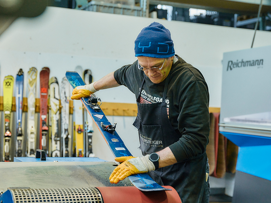 Bild 1 Sporthaus Schuster Logistik & Skiservice in Planegg