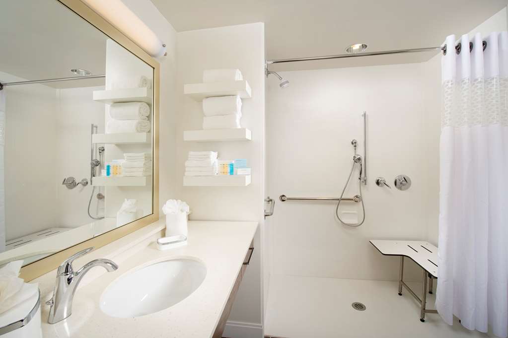 Guest room bath