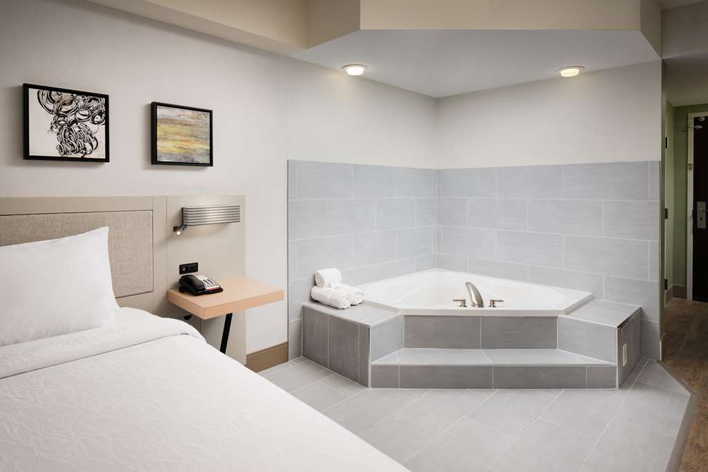 Guest room bath