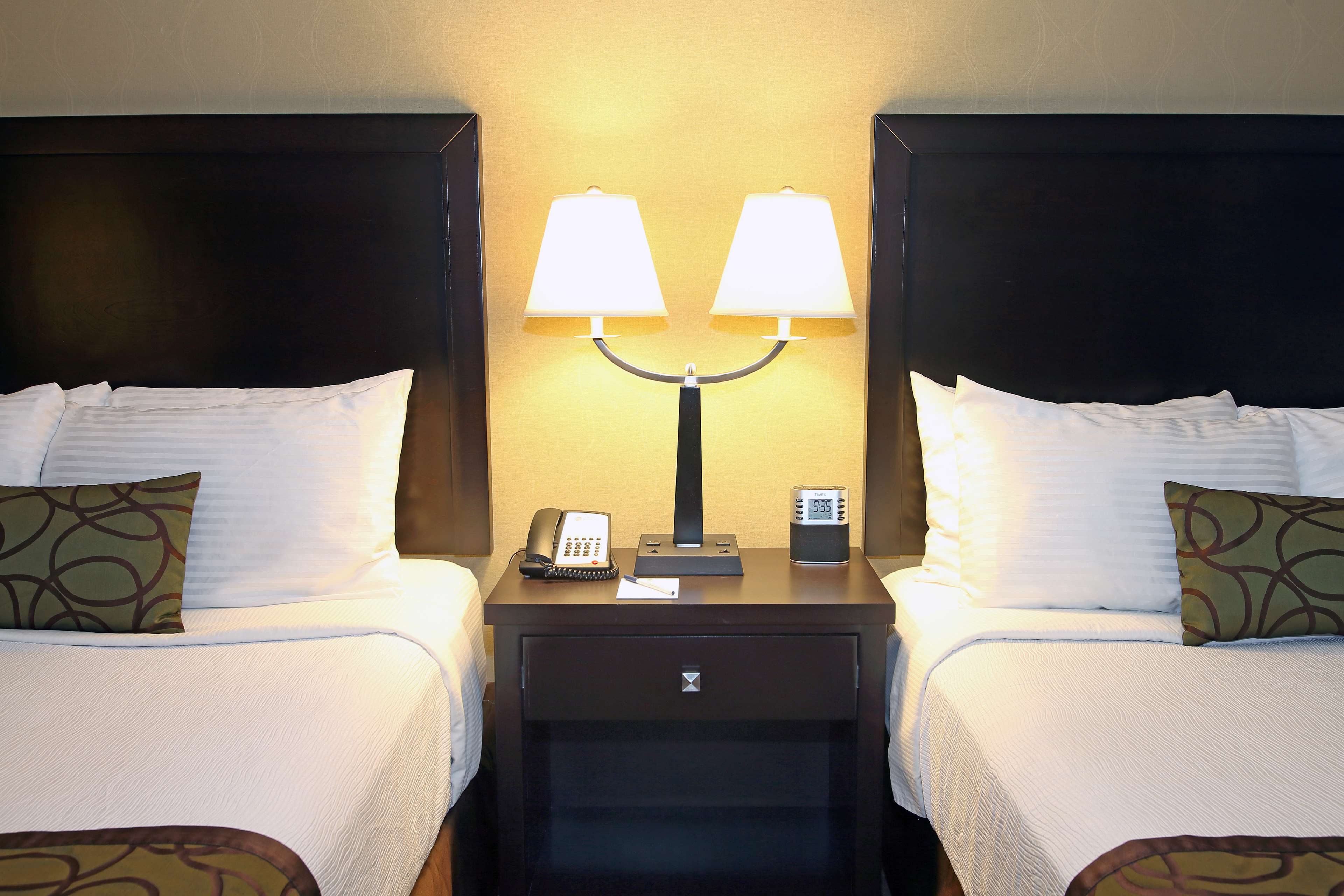 Two Queen Guest Room Best Western Pacific Inn Vernon (250)558-1800