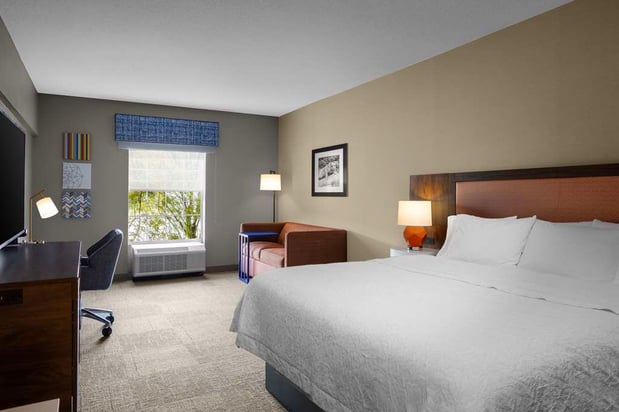 Images Hampton Inn & Suites State College at Williamsburg Square