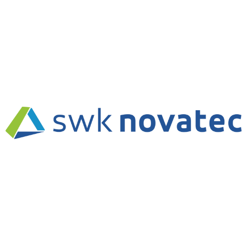 Das Logo der SWK-NOVATEC GmbH ist ein blau-grünes Logo auf weißem Hintergrund. Das Logo besteht aus einem gleichschenkligen Dreieck in der Mitte, das von zwei Wellenlinien umgeben ist.