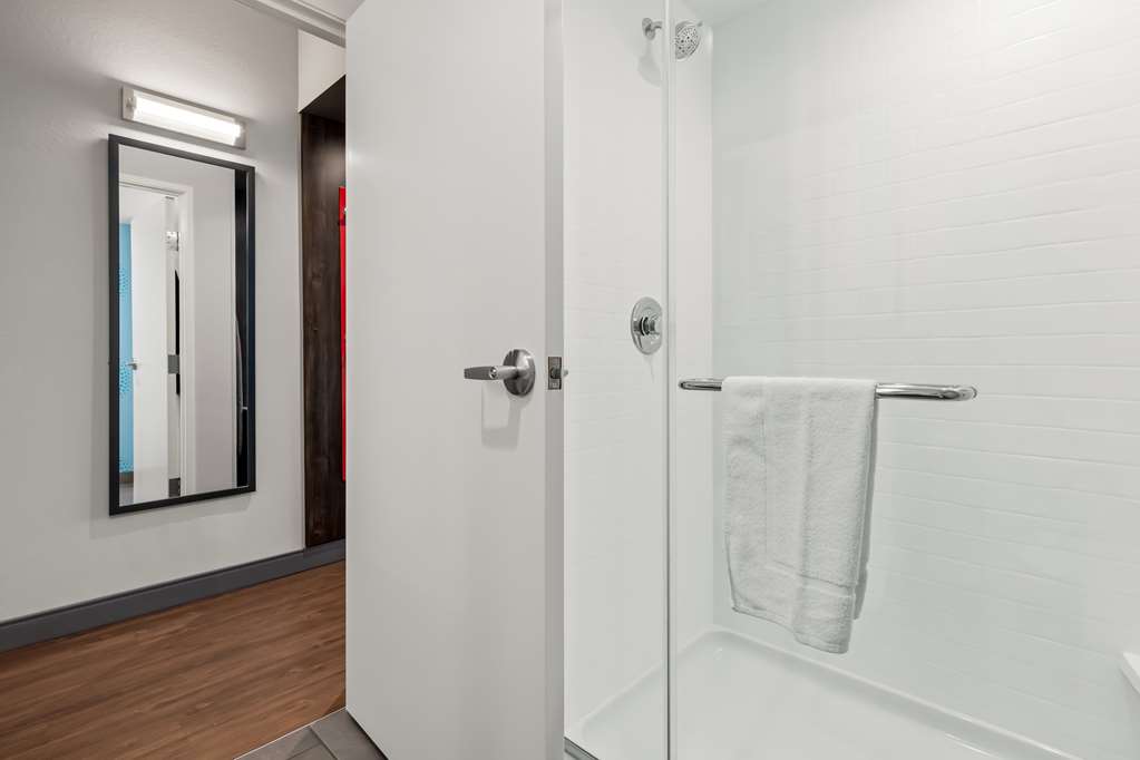Guest room bath