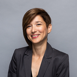 Raluca Popescu headshot.