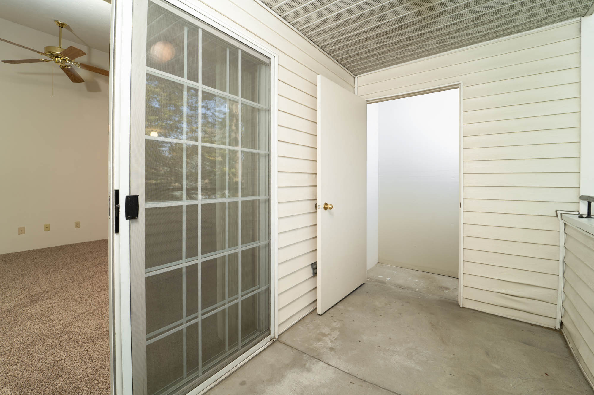 Entrance area with white interiors