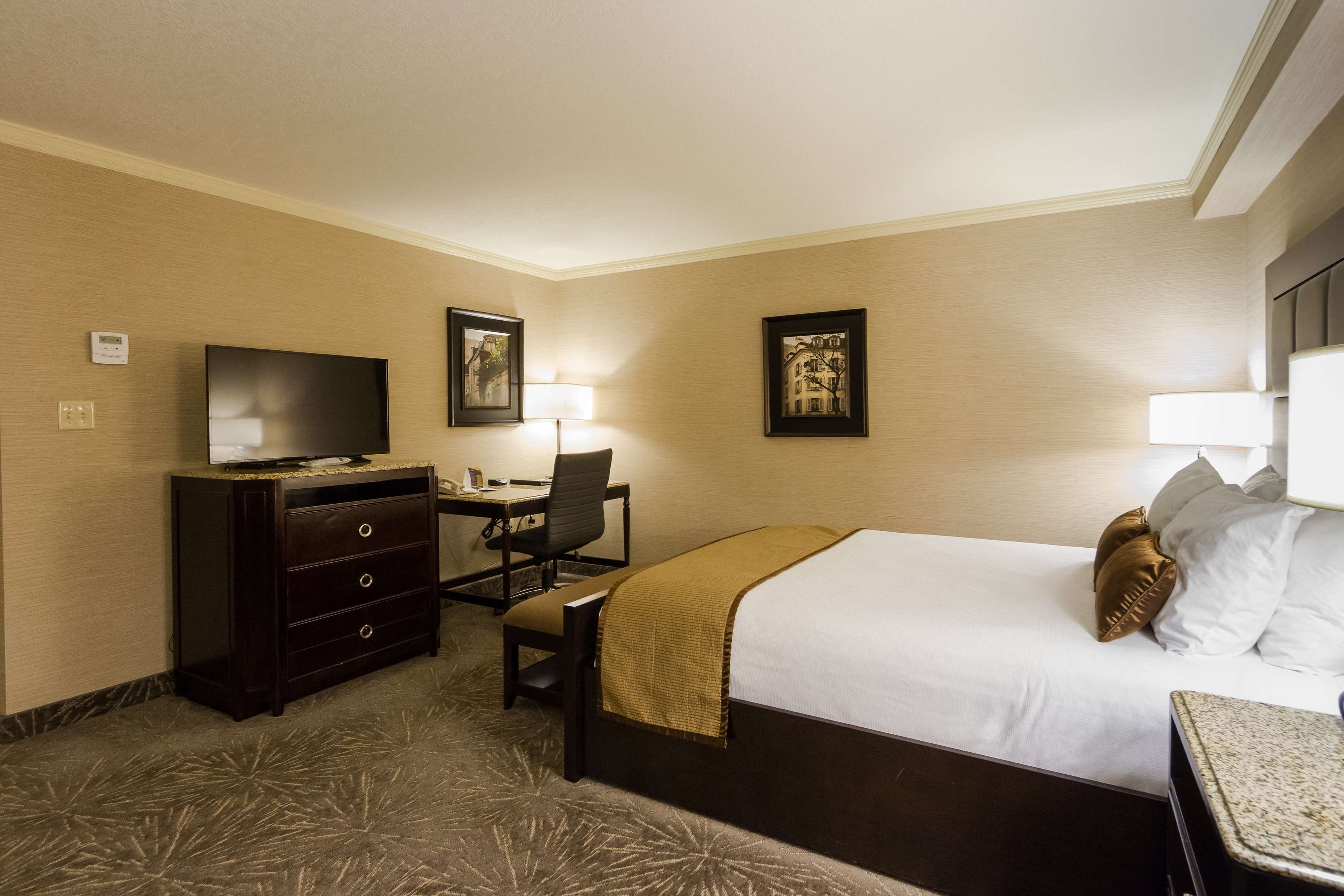 Queen Bed with Jetted Tub, Fireplace Best Western Plus The Arden Park Hotel Stratford (519)275-2936