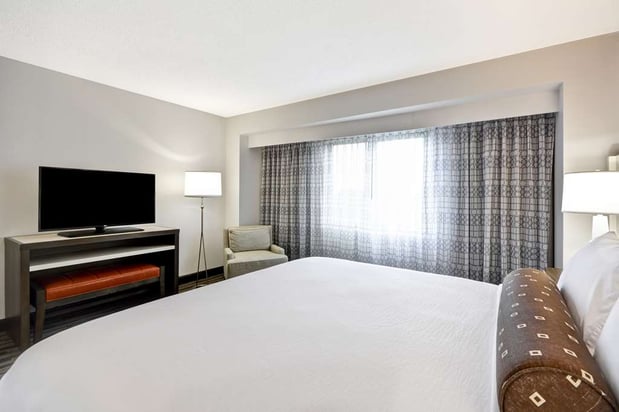Images Embassy Suites by Hilton Charlotte