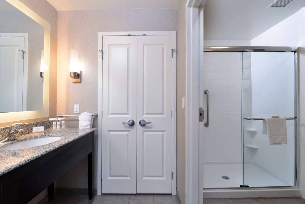 Guest room bath