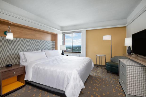 Images Holiday Inn & Suites Pittsfield-Berkshires by IHG