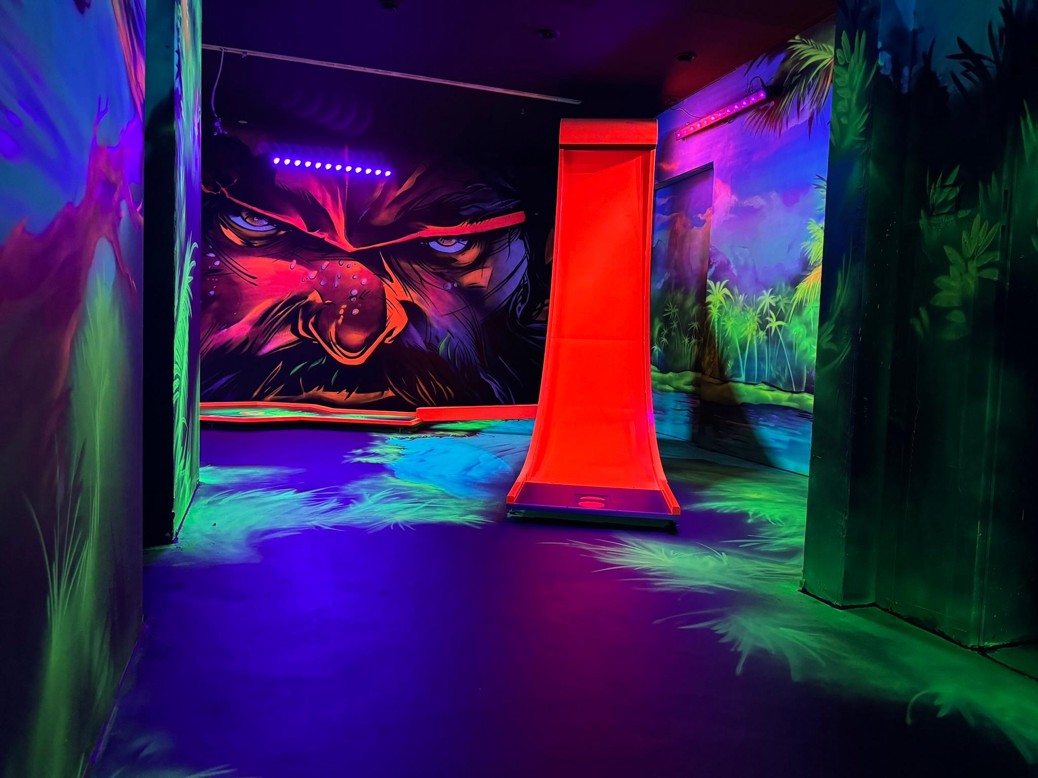 GlowZone 4D Schwarzlicht Minigolf Essen - West Borbeck, Wüstenhöferstraße 234 in Essen