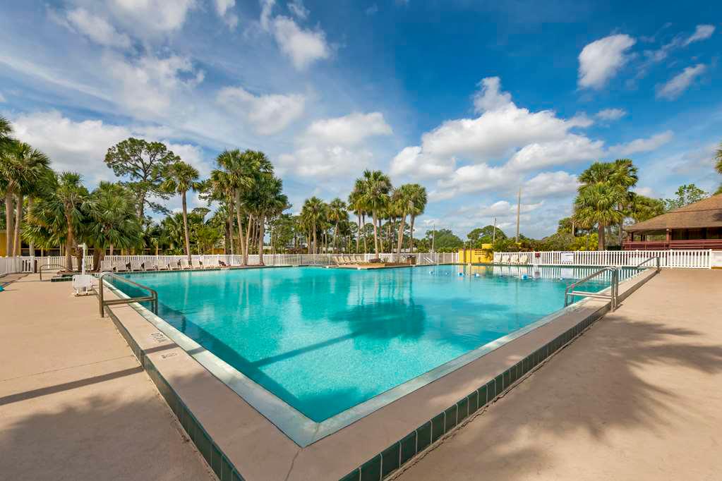 Outdoor Pool Best Western International Speedway Hotel Daytona Beach (386)258-6333